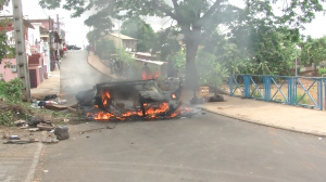 Vidéos d’une carcasse de voiture en feu près du lycée Bamana
