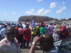 Les grévistes tentent de bloquer les barges