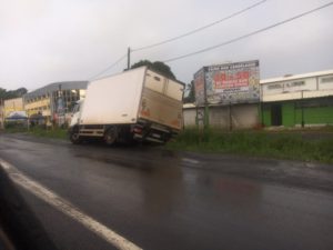 Un camion dévie de la chaussée à Mamoudzou