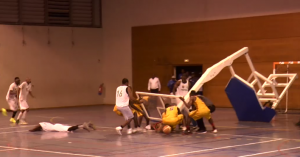 Un panier de basket tombe sur des joueurs pendant le match