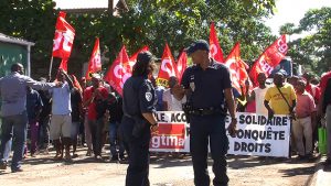Les grévistes de la Colas protestent contre l’arrivée de grutiers réunionnais