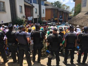 Policiers et membres du collectif de Mayotte se font face