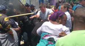 Une bagarre éclate à la barge entre policiers et grévistes (photos)
