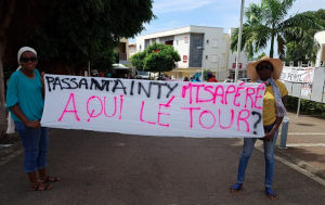 Des mamans de Passamainty et Mandzarisoa devant la Mairie de Mamoudzou