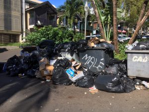 Les ordures s’entassent aux quatre coins de l’île