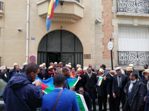 Manifestation des Comoriens de Paris devant l’Ambassade des Comores