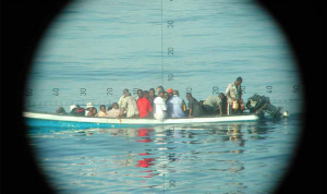 Interception d’un kwassa-kwassa avec à son bord hommes, femmes, animaux et marchandises