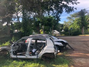 Des carcasses de voitures à l’entrée du jardin botanique de Coconi