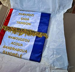 L’association des maires fait l’acquisition d’un drapeau des polices municipales de Mayotte