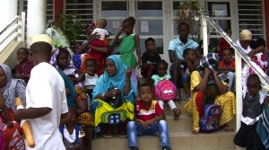 Insalubrité : l’école de M’gombani fermée, les parents d’élèves devant la mairie de Mamoudzou