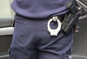 Etat d’urgence : les policiers autorisés à porter leur arme en toute occasion