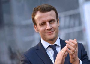 Pas d’accueil populaire mais un accueil républicain pour Emmanuel Macron