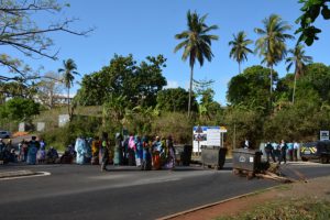 Les parents d’élèves de Ouangani barrent la route (Photos)