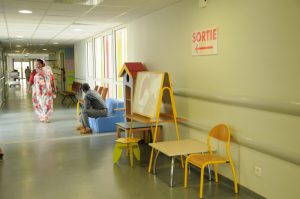 Ouverture d’une classe au cœur du service de pédiatrie pour les enfants hospitalisés
