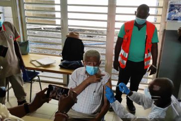 Le docteur Martial Henry est le premier vacciné de Mayotte