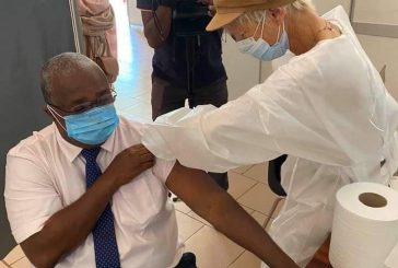 Mansour Kamardine se fait vacciner contre le Covid à Sada