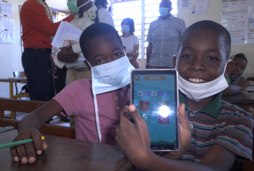 Une distribution de tablettes aux élèves de Kawéni Stade