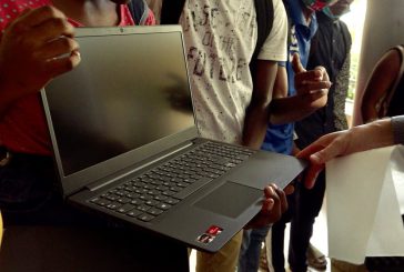 Des ordinateurs portables pour le collège Ouvoimoja de Passamainty