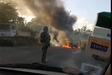 Un feu fait rage sur la route à Majicavo