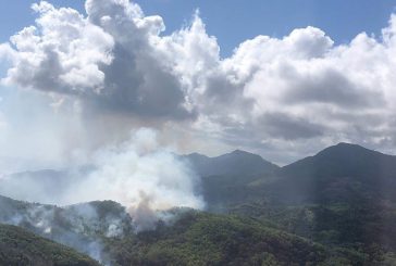 Le mont Bénara est en feu