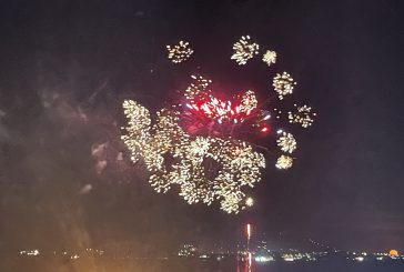 Mamoudzou ville lumière autour d’un très beau feu d’artifice (video)