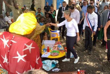 Elisabeth Borne à la rencontre des habitants du bidonville de Mavadzani à Koungou