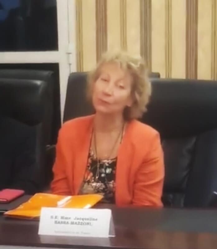 La diplomatie prend souvent de drôles d’angles…