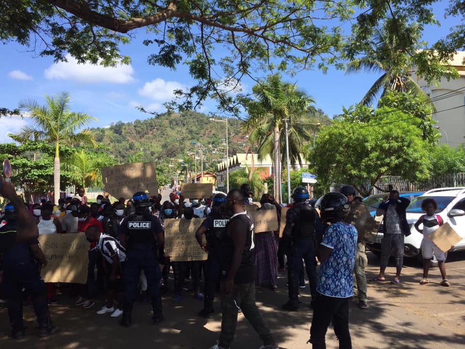 Les demandeurs d’asile bloquent le rond-point de Cavani