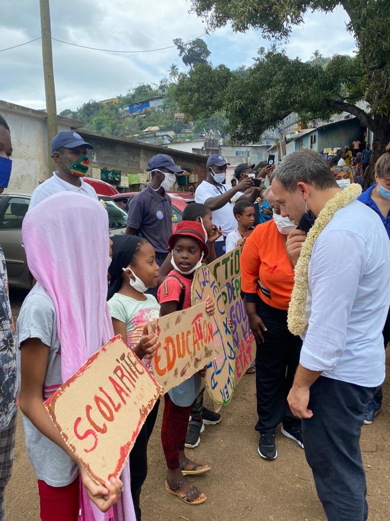 Adrien Taquet découvre les réalités du terrain