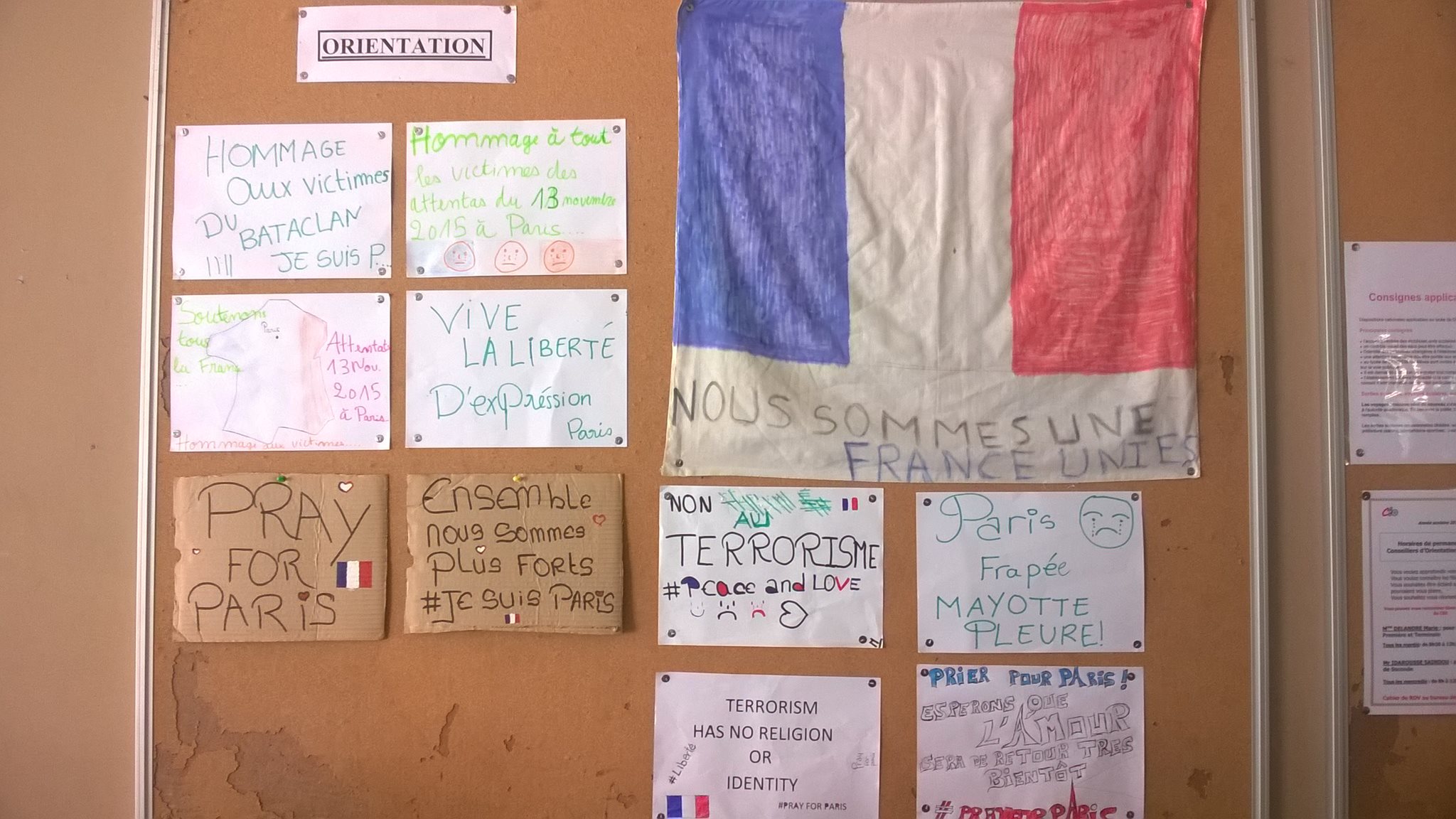 Hommage aux victimes de l’attaque terroriste au LPO Dembéni