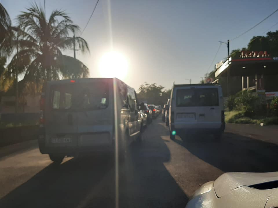 Caillassages de bus et embouteillages géants