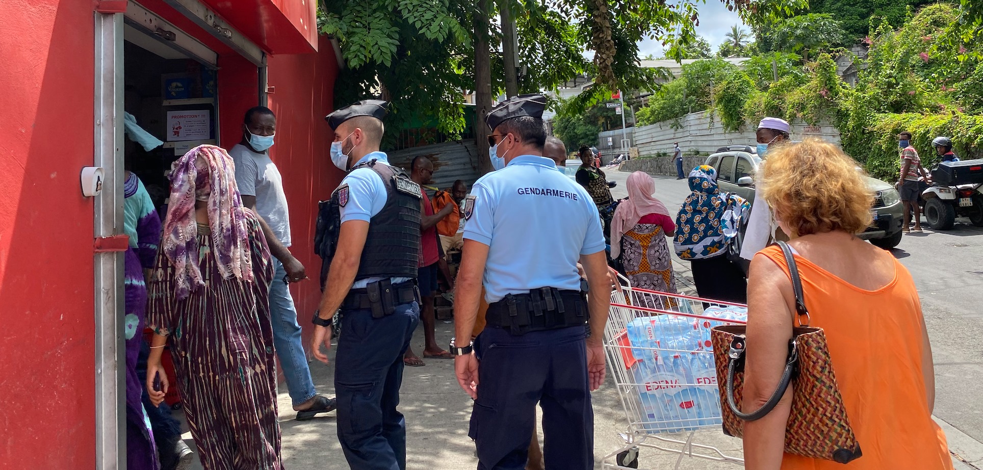 Covid-19 : des contrôles des magasins et des taxis