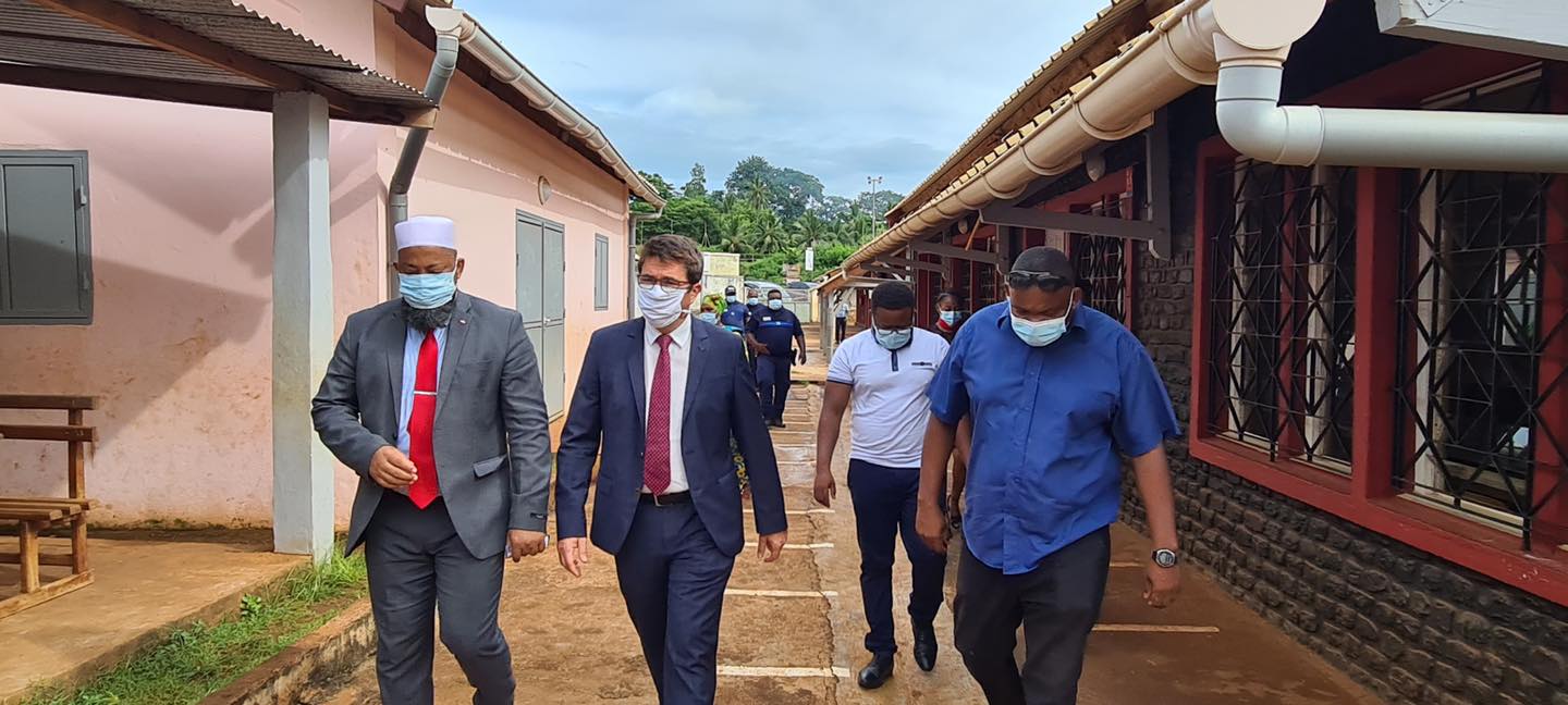 Ecole de Hajangoua : Le maire de Dembéni et le recteur sur place