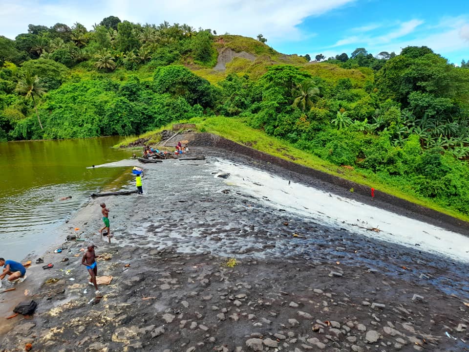 Du linge sale et des excréments dans la retenue collinaire de Dzoumogné ?