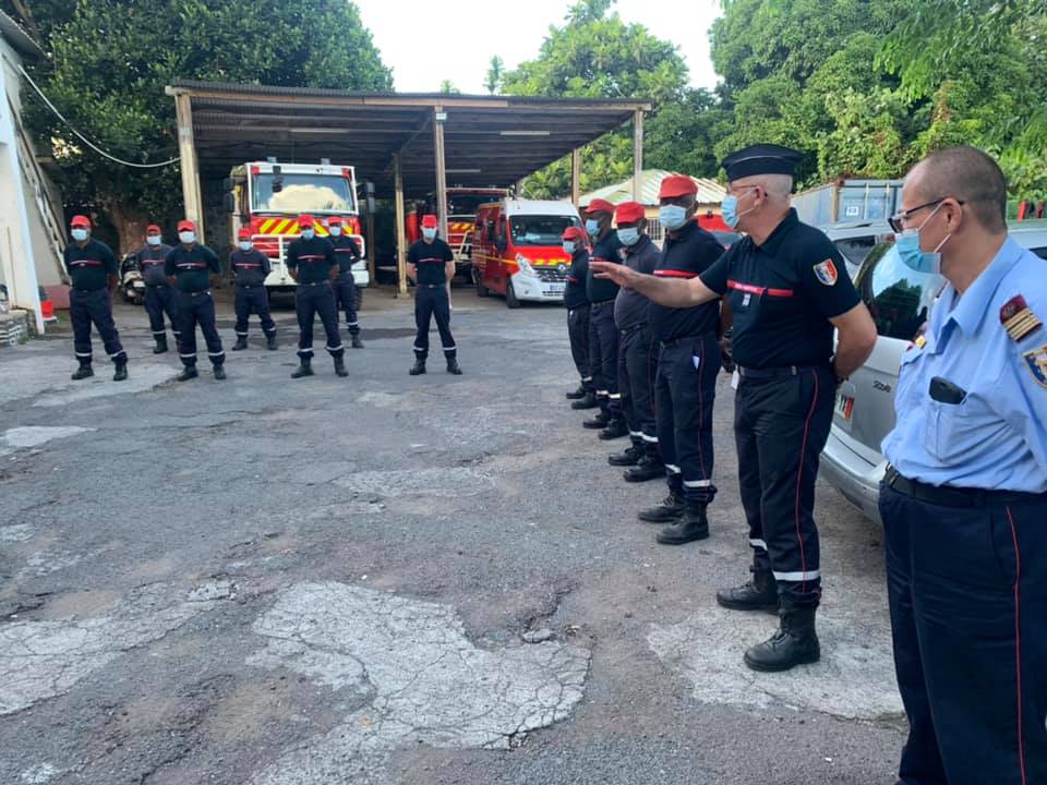 Visite du colonel Olivier Neis à la caserne de pompiers de Pamandzi