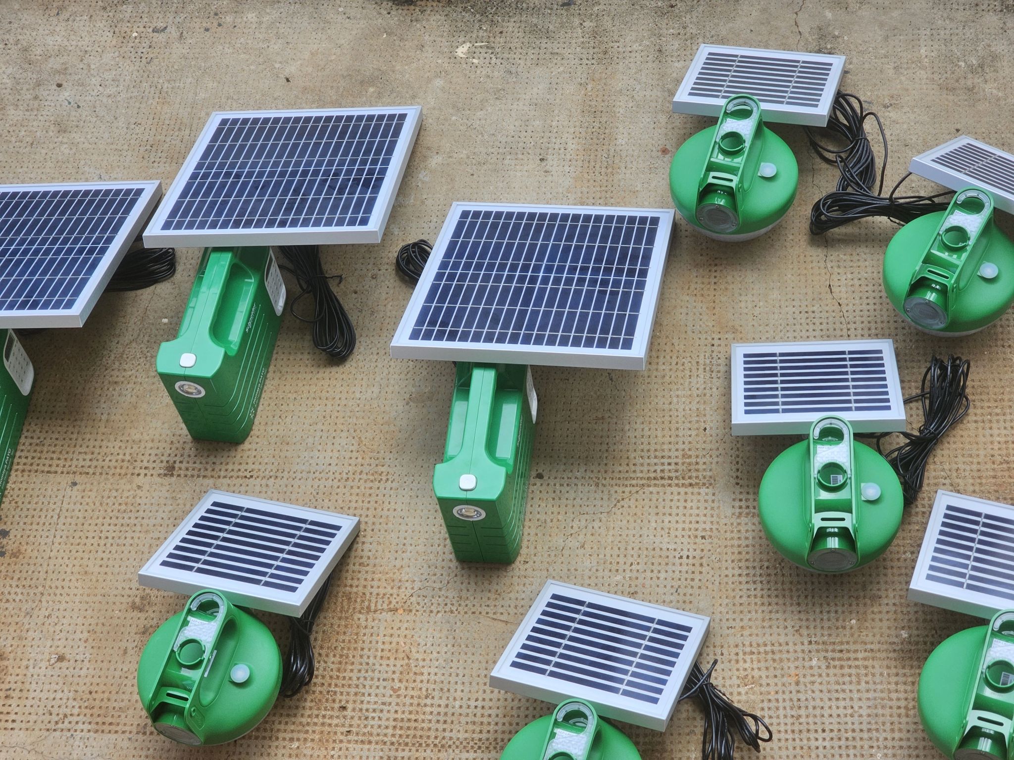 À M’Tsangamouji, la lumière revient grâce à des kits solaires