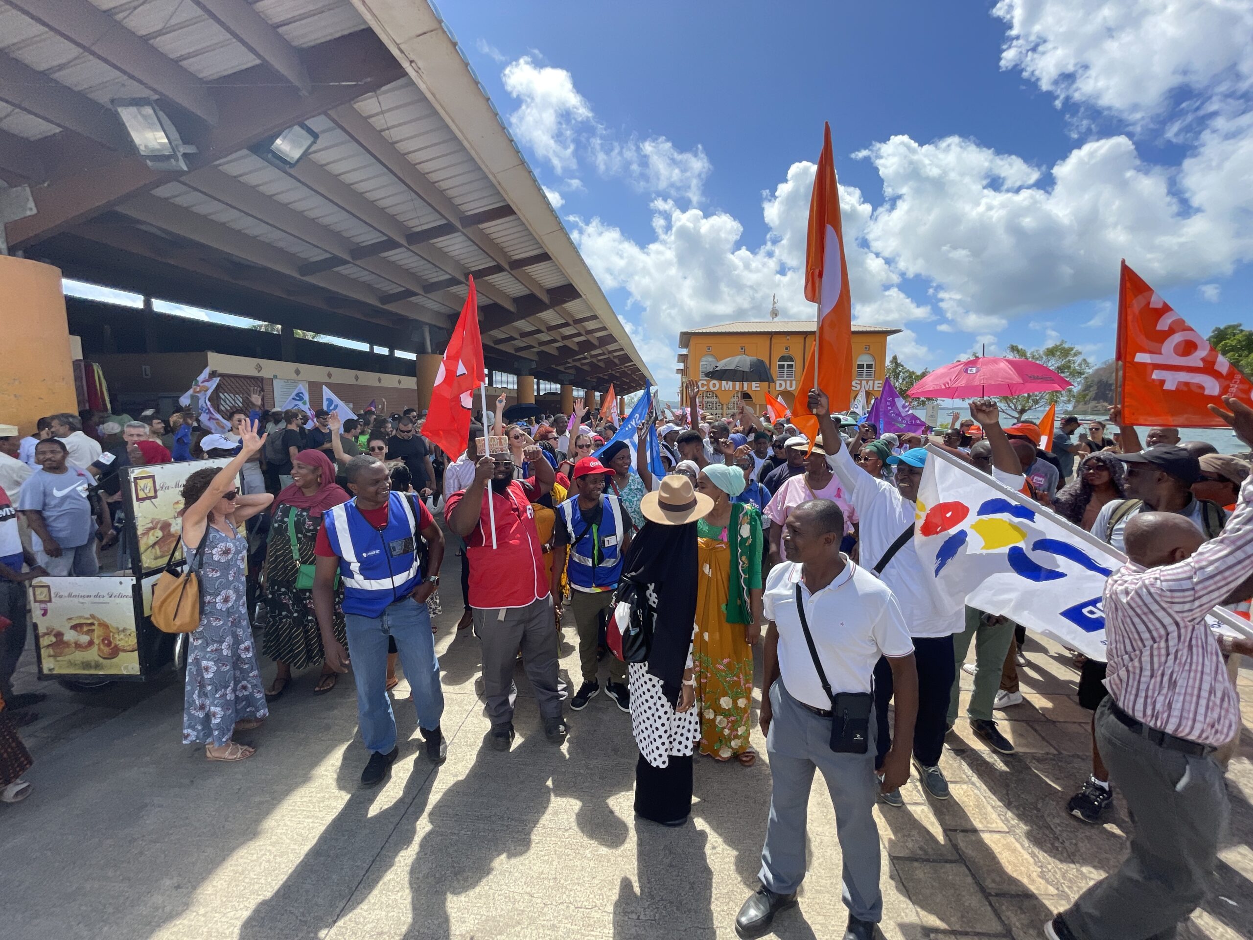 Grève de la fonction publique : le défilé monte vers la préfecture