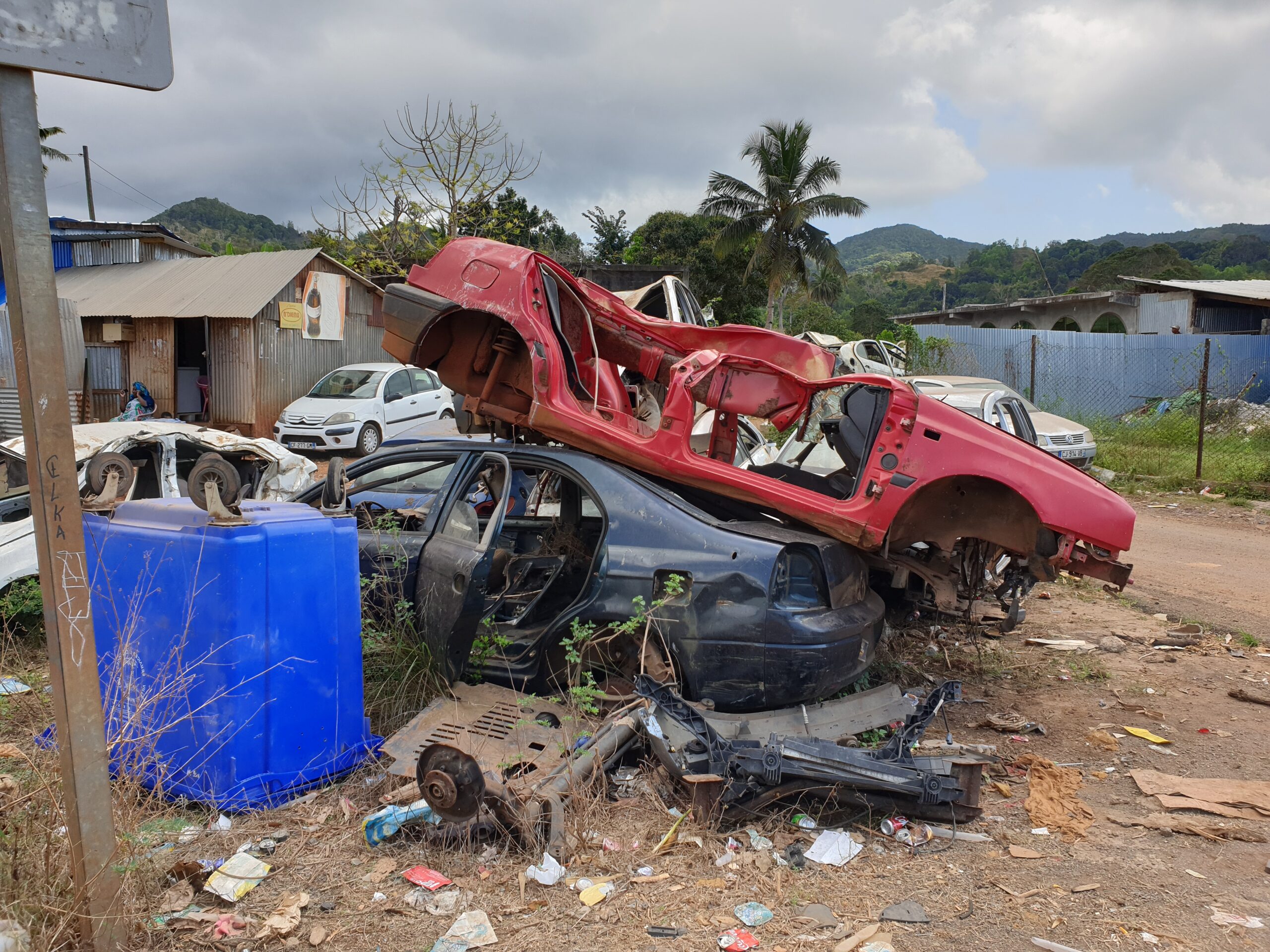 Pollution : un cimetière de voitures à côté d’un garage à Vahibé