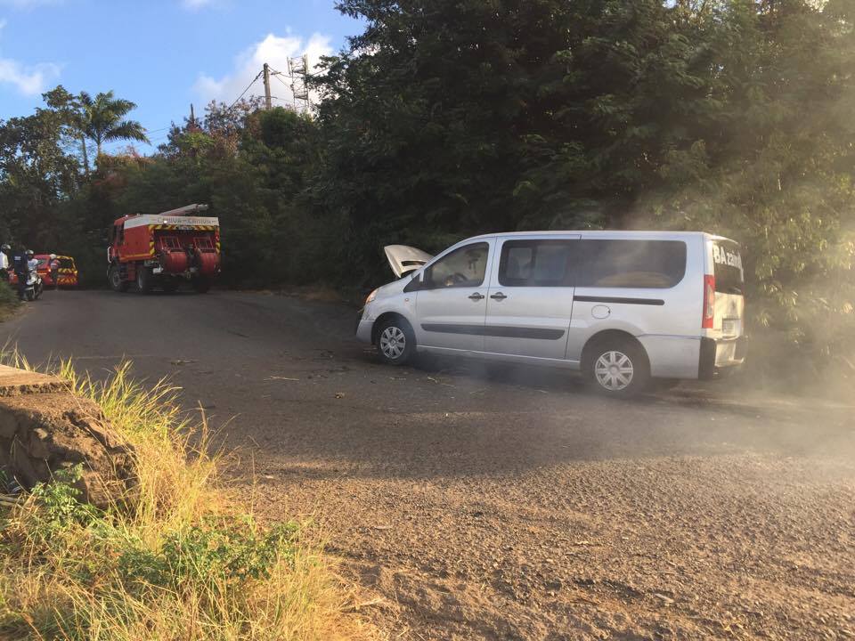 Les pompiers mobilisés pour éteindre un véhicule à la mécanique en feu