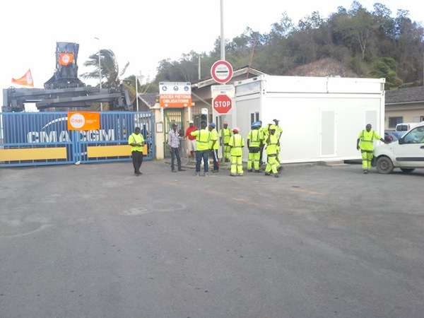 Le port de Longoni toujours bloqué