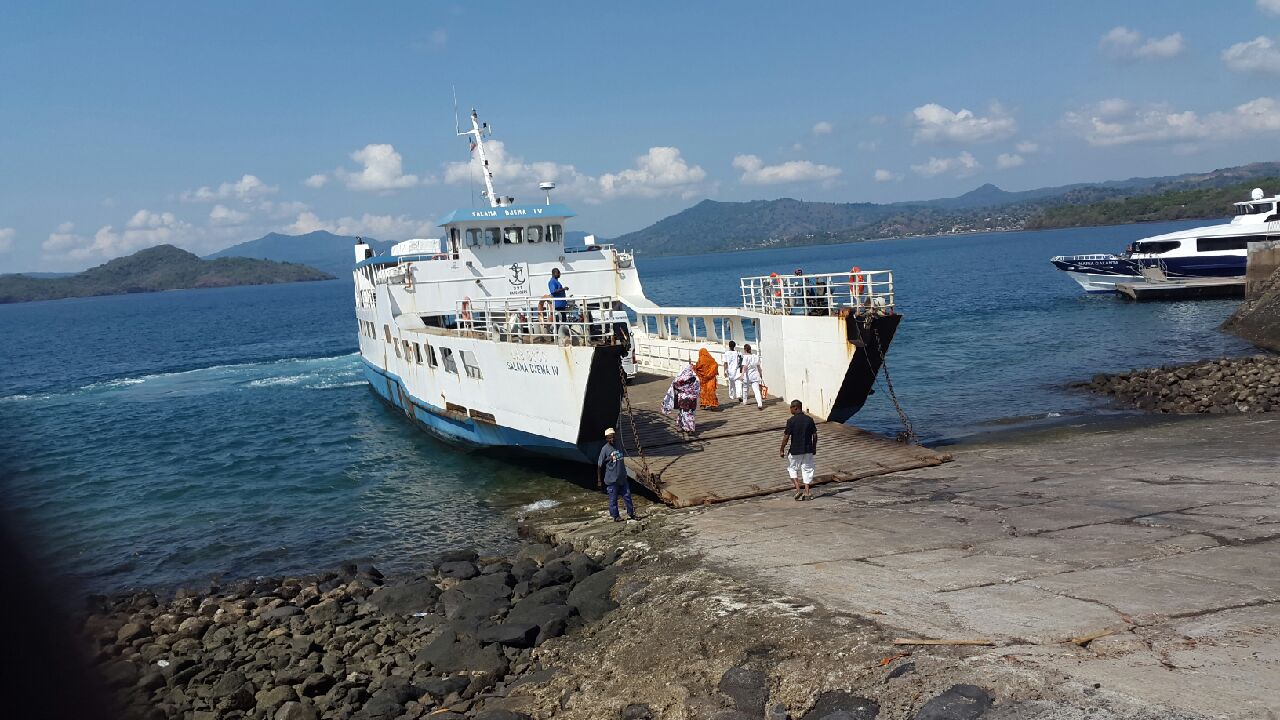 Seulement des barges sanitaires traversent