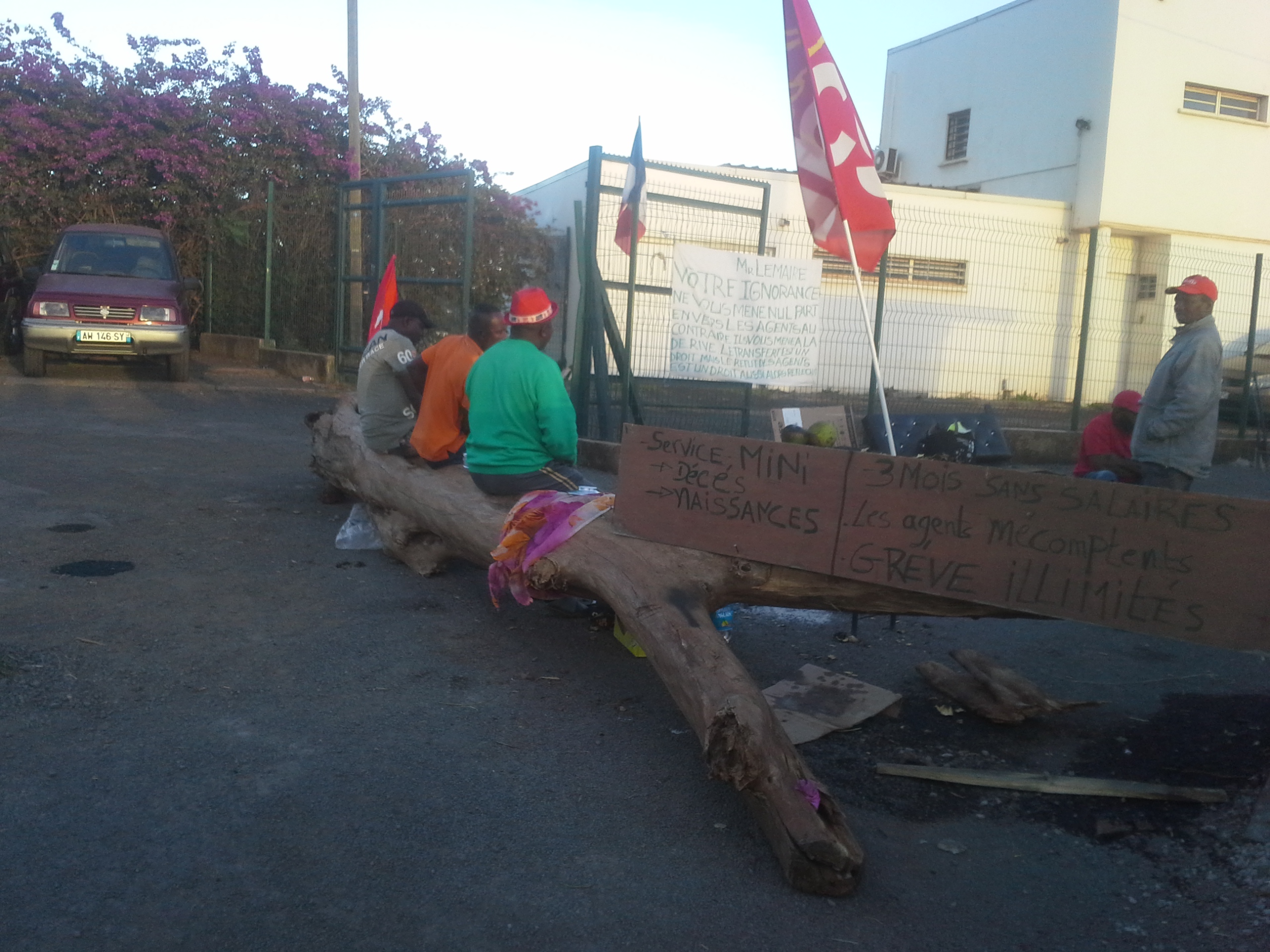 Koungou : les agents bloquent à nouveau la mairie
