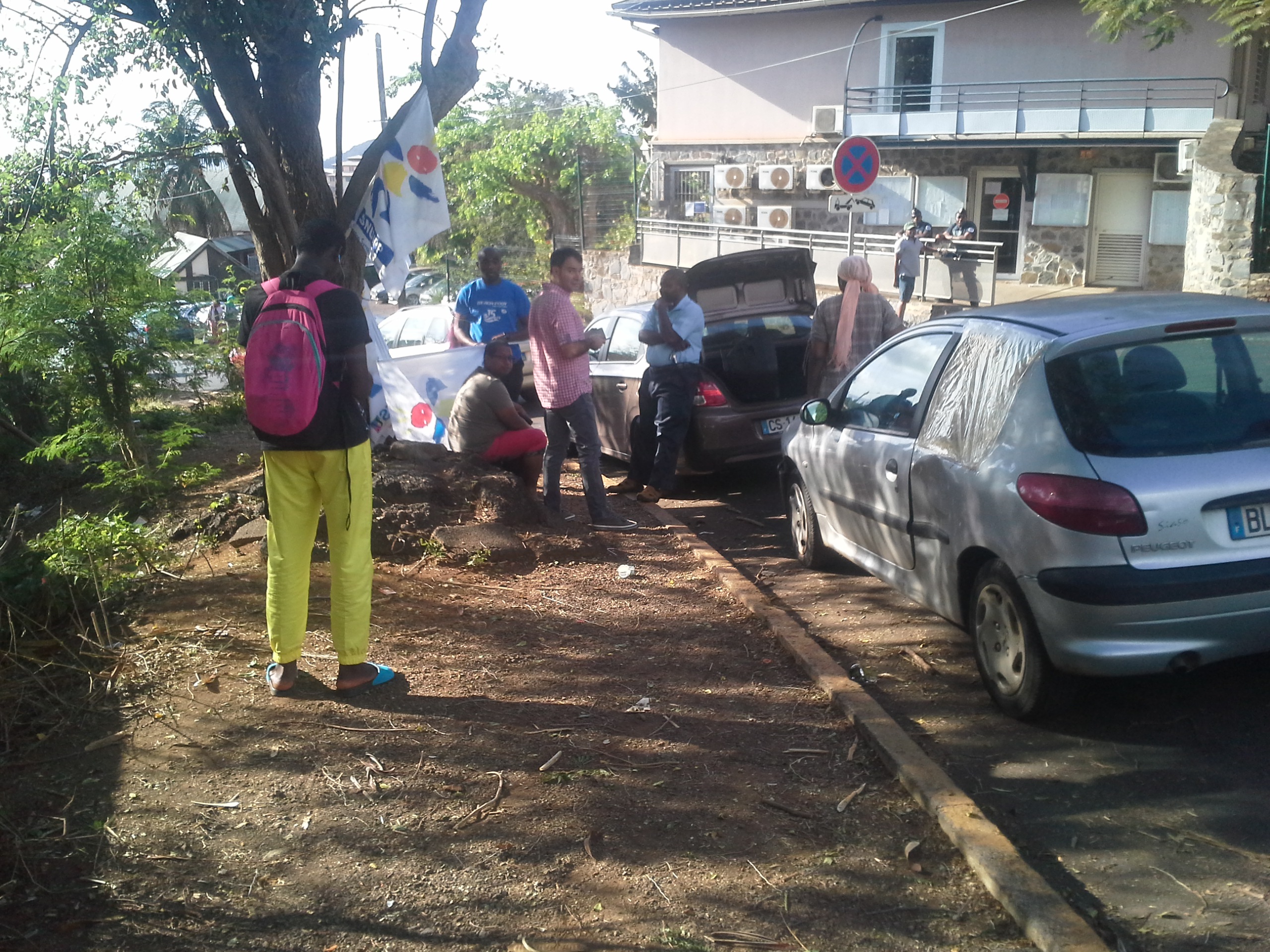 Des mamans se dirigent vers le vice-rectorat