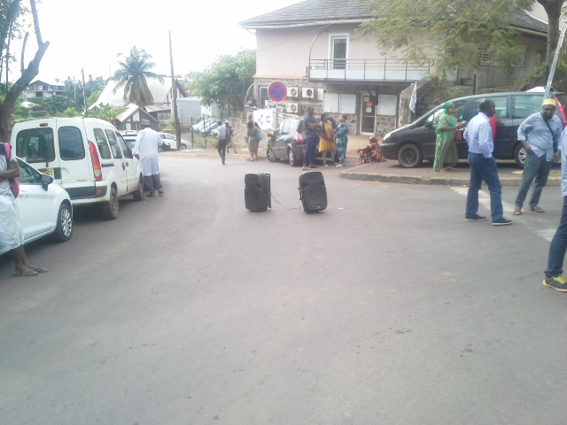 Mamoudzou : les manifestants bloquent la route