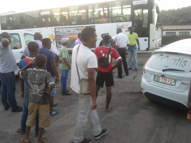 Des jeunes filles se bagarrent dans un bus