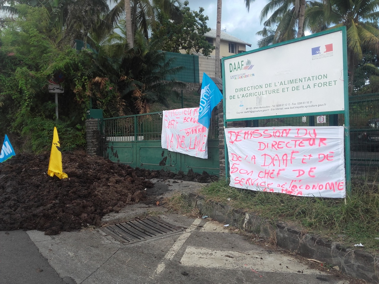 Agriculteurs en colère : de la fiente devant la DAAF