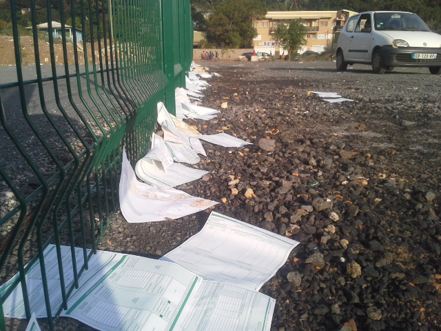 Un sac de documents médicaux éventré