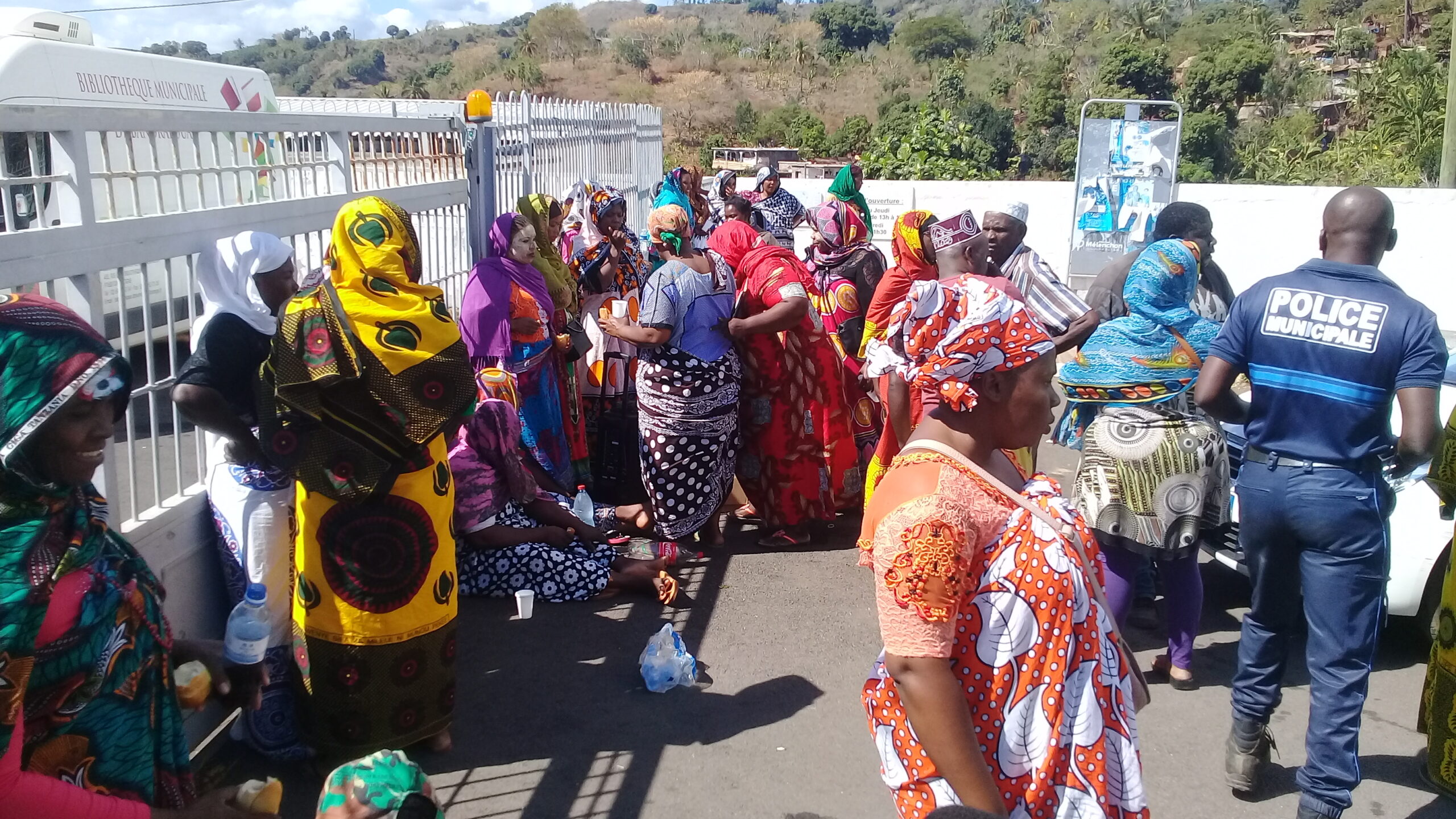 Les parents d’élèves ferment la mairie de Bandraboua (photos)