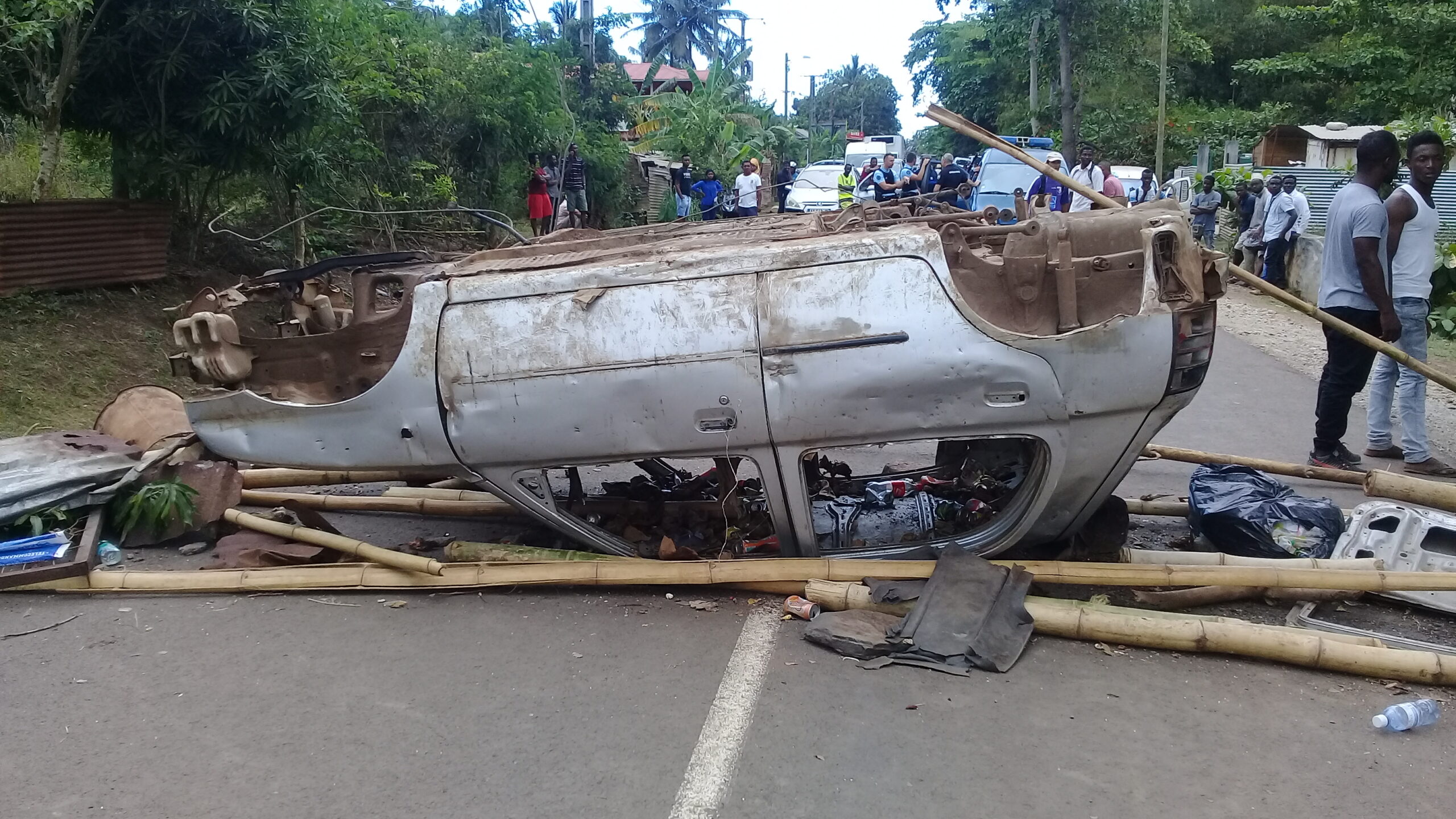 Suite à un accident survenu à Dzoumogné, la population bloque actuellement la route (photos)