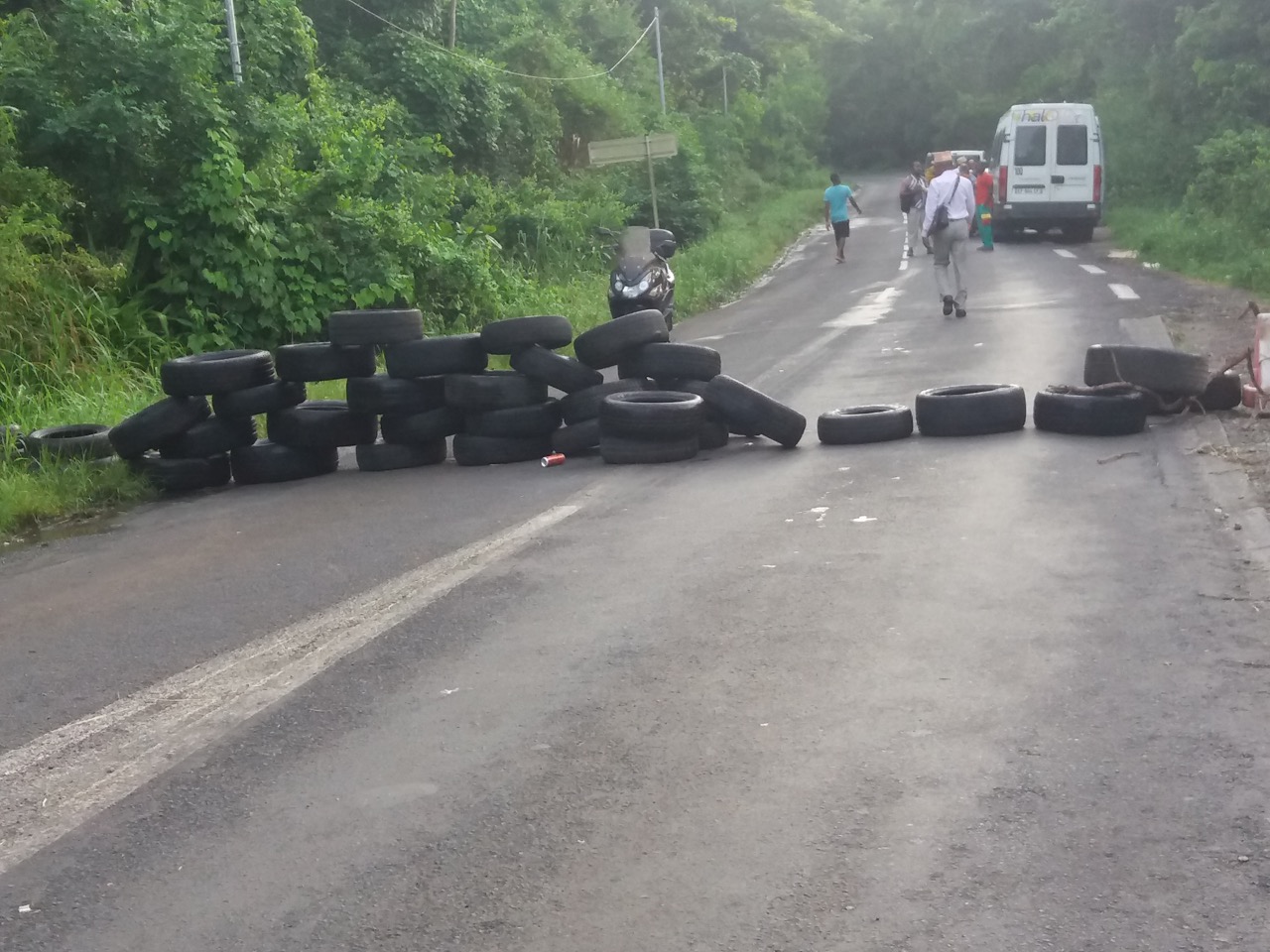 Les barrages se poursuivent aux différents carrefours de l’île
